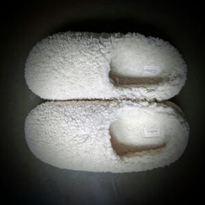 Auden Cream Fuzzy Slippers Men's 9